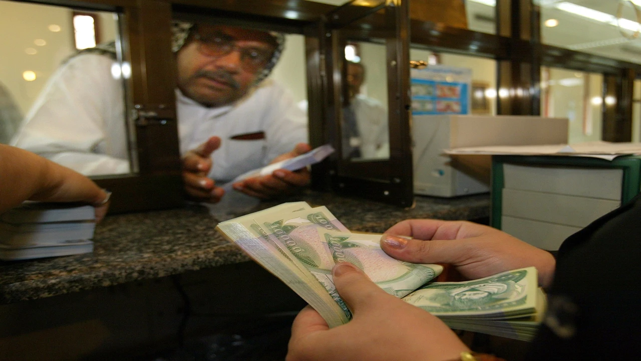 الدينار العراقي يخضع لانخفاض جديد أمام الدولار في السوق المالي
